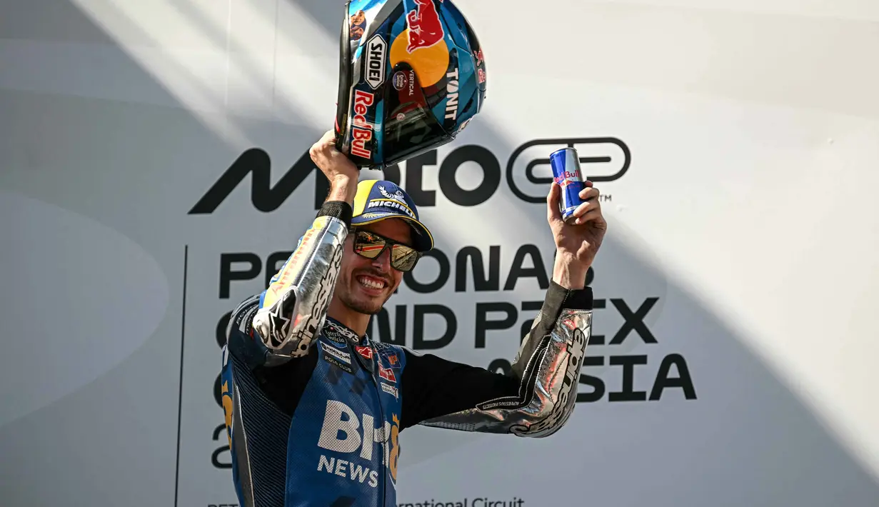 Pembalap asal Spanyol dari tim BK8 Gresini Racing MotoGP, Alex Marquez, tampil tercepat pada MotoGP Malaysia 2025. Ia finis pertama dengan catatan waktu 40:09,24 menit pada balapan yang digelar di Sirkuit Internasional Sepang, Malaysia, Minggu (26/10/2025). (Lillian SUWANRUMPHA/AFP)