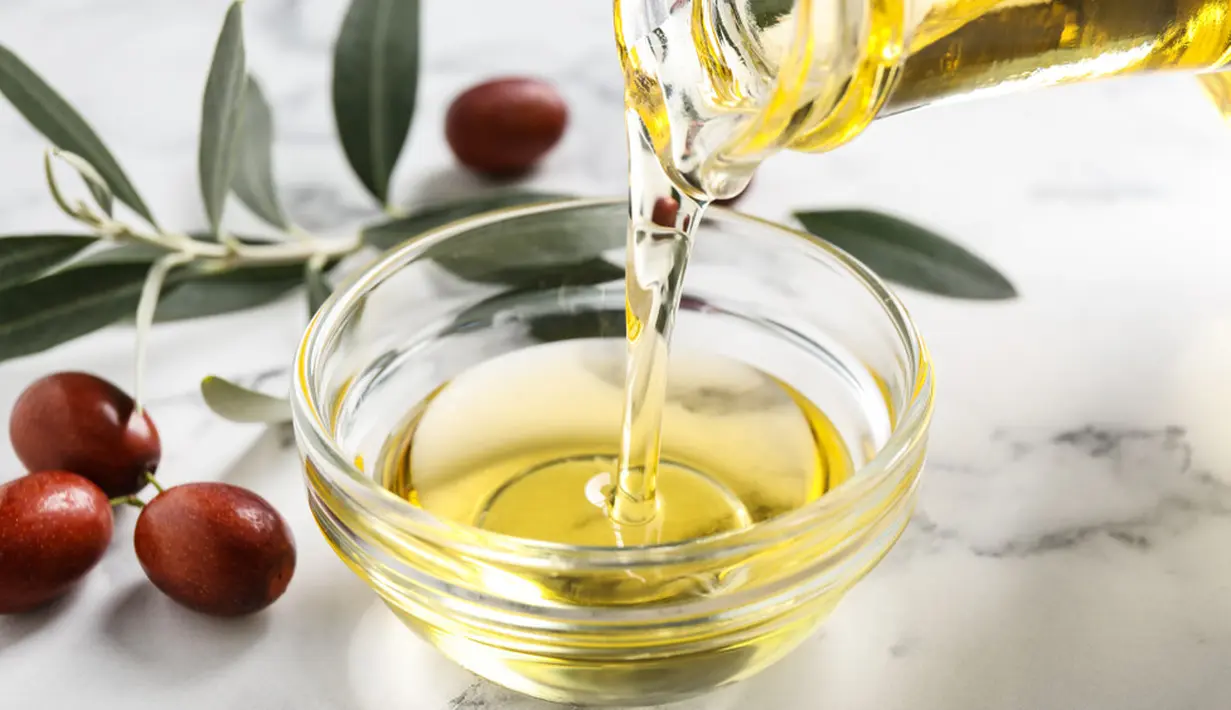 Jojoba Oil memiliki sifat anti-inflamasi dan kandungan vitamin E yang merupakan antioksidan untuk memperlambat proses penuaan kulit. Foto: Shutterstock.