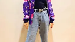 Tampil dengan kaus dan ripped jeans serta jaket colorful, gaya Sara Fajira ini bisa jadi inspirasi OOTD sehari-hari. Ditambah dengan memakai kacamata, pesona wanita 25 tahun ini semakin terpancar. (Liputan6.com/IG/@sarafajira)