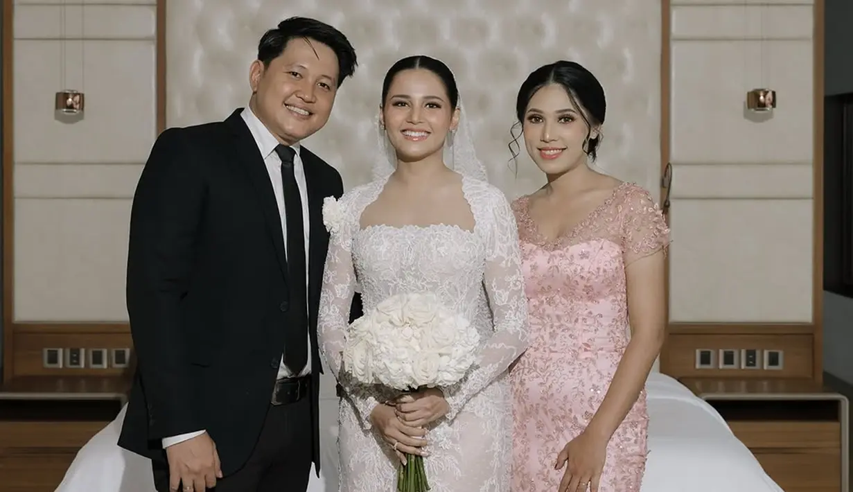 Dalam unggahan terbaru Yunita Siregar di Instagram pribadinya, Yunita Siregar tampak anggun mengenakan gaun pernikahan berwarna putih dengan detail elegan. Sang kakak dengan penuh kebanggaan menemani adiknya dalam momen bahagia pernikahan ini. Keduanya terlihat tersenyum hangat, mencerminkan hubungan kakak beradik yang begitu erat. (Liputan6.com/IG/@yunitasiregar)