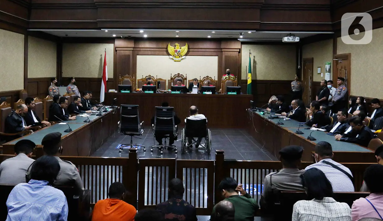 "Menjatuhkan pidana kepada terdakwa Lukas Enembe dengan pidana penjara selama delapan tahun dan denda sejumlah Rp 500 juta subsider 4 bulan kurungan," kata Ketua Majelis Rianto Adam Pontoh saat membacakan vonis Lukas Enembe di Pengadilan Tipikor Jakarta Pusat, Kamis (19/10/2023). (Liputan6.com/Herman Zakharia)