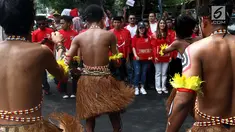 Tarian tradisional Papua mengiringi kedatangan kader Partai Solidaritas Indonesia (PSI) di kantor KPU, Selasa (10/10). Dipimpin sang ketua umum, Grace Natalie, PSI datang untuk mendaftarkan partainya sebagai peserta Pemilu 2019. (Liputan6.com/Johan Tallo)