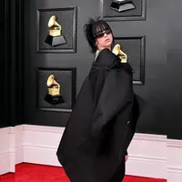 Billie Eilish dalam outfit serba hitam rancangan Rick Owens di Grammy 2022. Foto: Instagram.