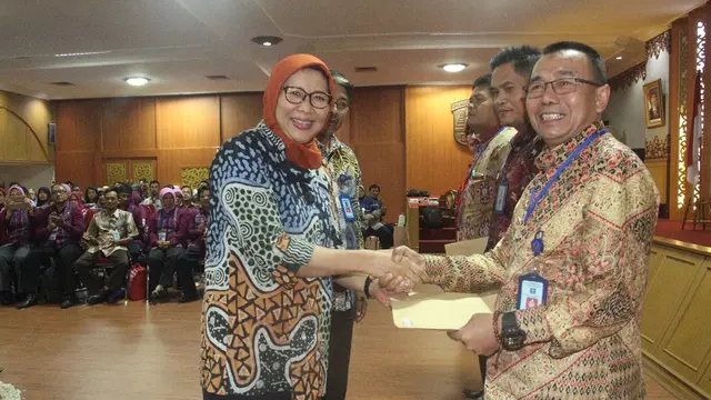 Sekretaris Ditjen PAS, Sri Puguh Budi Utami (SPBU) menyerahkan sertifikat seminar untuk Pendamping Kemasyarakatn (PK). (Foto: Liputan6.com/Muhamad Ridlo/Humas Ditjen PAS)