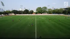 Dua tim sepak bola berlaga di Lapangan C Senayan, kompleks Stadion Utama GBK, Jakarta, Selasa (12/9). Meski hasil renovasi belum 100 persen, kondisi lapangan terlihat mulus menggunakan rumput sintetis. (Liputan6.com/Helmi Fithriansyah)