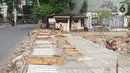 Pekerja menyelesaikan proyek revitalisasi trotoar di kawasan Kemang, Jakarta, Kamis (31/10/2019). Revitalisasi trotoar Kemang yang ditargetkan rampung pada November 2019 ini untuk memaksimalkan kenyamanan pejalan kaki dan mendongkrak aktivitas ekonomi di kawasan tersebut. (Liputan6.com/Angga Yuniar)