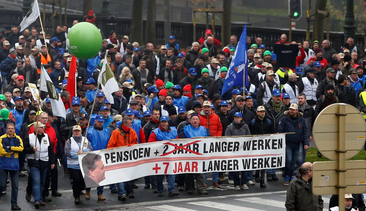 Warga Belgia melakukan demonstrasi menolak Reformasi Pensiun di Brussels, Belgia, Selasa (15/11). Mereka menolak rencana pemerintah yang akan menaikkan usia pensiun dari 56 menjadi 63 tahun. (REUTERS / Yves Herman)