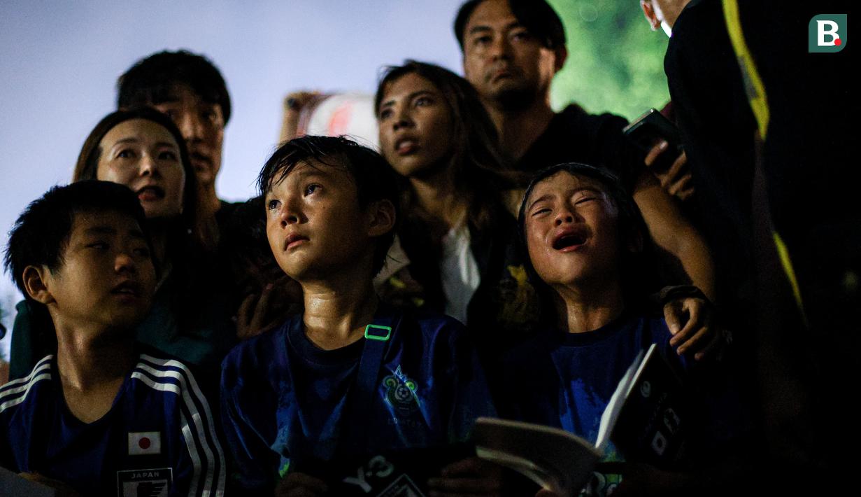 <p>Sejumlah anak-anak Jepang menangis setelah gagal mendapatkan tanda tangan pemain Timnas Jepang, Kaoru Mitoma setelah sesi latihan menjelang laga lanjutan putaran ketiga Kualifikasi Piala Dunia 2026 melawan Timnas Indonesia di Lapangan A, Kompleks Stadion Utama Gelora Bung Karno (SUGBK), Senayan, Jakarta, Rabu (13/11/2024). (Bola.com/Bagaskara Lazuardi)</p>