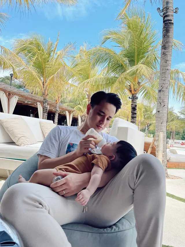 7 Potret Billy Davidson Momong Dua Anak, Jadi Ayah Siaga