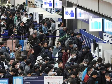 Wisatawan memadati area check-in di terminal 2 di Bandara Internasional Tokyo di Haneda pada tanggal 3 Januari 2024. (Foto oleh JIJI Press/AFP)/Japan OUT