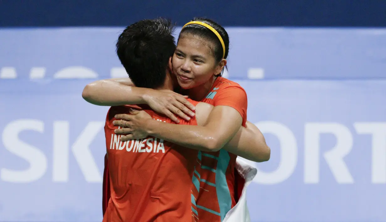 Ganda Indonesia, Greysia Polii / Apriyani Rahayu, melakukan selebrasi usai meraih emas pada final SEA Games 2019 di Muntinlupa Sports Complex, Manila, Senin (9/12). Pasangan Indonesia menang 21-3 dan 21-8 atas wakil Thailand. (Bola.com/M Iqbal Ichsan)