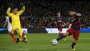 4. Striker Barcelona, Luis Suarez, berupa mengecoh kiper Sevilla, Sergio Rico, pada laga La Liga Spanyol di Stadion Camp Nou, Minggu (28/2/2016). Bercelona berhasil menang 2-1 atas Sevilla. (Reuters/Albert Gea)