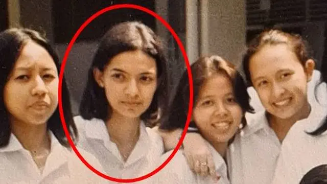 Potret jadul Najwa Shihab bersama geng semasa SMA (Sumber: Instagram/@najwashihab)