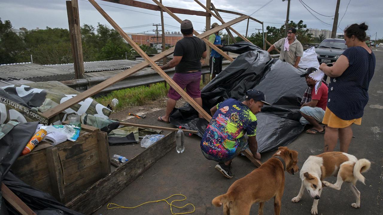Korban Banjir Brasil Terpaksa Bernaung Di Pinggir Jalan