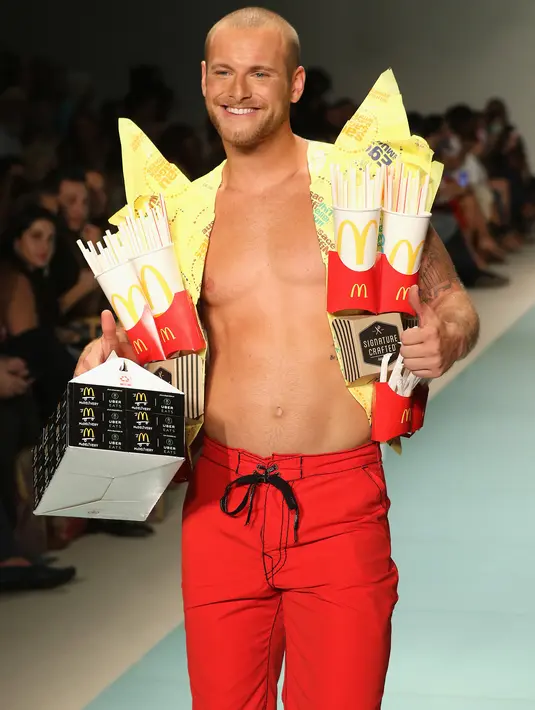Model memperagakan busana koleksi yang diberi nama McDCouture Collection dalam Miami Swim Week di Florida, 20 Juni 2017. Koleksi baju renang tersebut dikreasikan dengan ribuan kemasan makanan cepat saji McDonald's. (ALEXANDER TAMARGO/GETTY IMAGES/AFP)