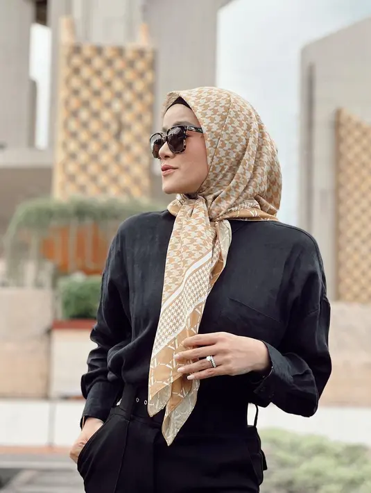 Meski begitu, ibu Sean Michael Alexander dan Aleena Naira Hana Hutapea itu juga memadukan kacamata hitamnya dengan pakaian serba hitam. Potret Olla Ramlan makin terlihat elegan. (Liputan6.com/IG/@ollaramlan).