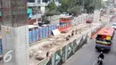 Aktivitas para pekerja saat menyelesaikan pembangunan jalan layang khusus Transjakarta koridor XIII Ciledug-Tendean, Jakarta, Selasa (23/6/2015). Proyek jalan layang yang mencapai Rp 2,5 triliun bisa digunakan 2016 mendatang. (Liputan6.com/Helmi Afandi)