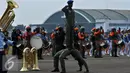  Aksi marching band prajurit TNI AU memeriahkan upacara HUT ke70  TNI AU di Lanud Halim Perdanakusuma, Jakarta, Kamis (9/4). Dalam Hut TNI AU ke 70 prajurit unjuk kebolehan melakukan atraksi udara, seperti Terjun Payung. (Liputan6.com/Johan Tallo)