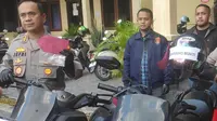 Kapolresta Pekanbaru Kombes Jefri didampingi Kasat Reskrim Kompol Andrie Setiawan memperlihatkan barang bukti jambret tewaskan korban di Pekanbaru. (Liputan6.com/M Syukur)