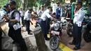 Petugas Dishub menertibkan sepeda motor yang parkir di sepanjang trotoar kawasan Kebon Sirih, Jakarta, Rabu (18/1). Puluhan motor diamankan serta digembosi dalam penertiban tersebut karena menutupi jalur pedestrian. (Liputan6.com/Immaniel Antonius)