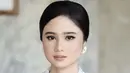 <p>Untuk riasan wajah ia memercayakan MUA Leo Afandi. Leo membuat wajah pemain&nbsp;KKN di Desa Penari&nbsp;ini nampak flawless dengan blush on pink serta lipstik dusty blush. Makeup tersebut mempertegas riasan mata yang sedikit bold. @tissabiani</p>