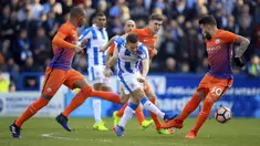 Aksi pemain Huddersfield Town, Jack Payne (tengah) melepaskan tembakan melewati hadangan pemain Manchester City pada putran kelima Piala FA di John Smith's Stadium, Huddersfield, (18/2/2017). Manchester City bermain imbang 0-0. (Mike Egerton/PA via AP)