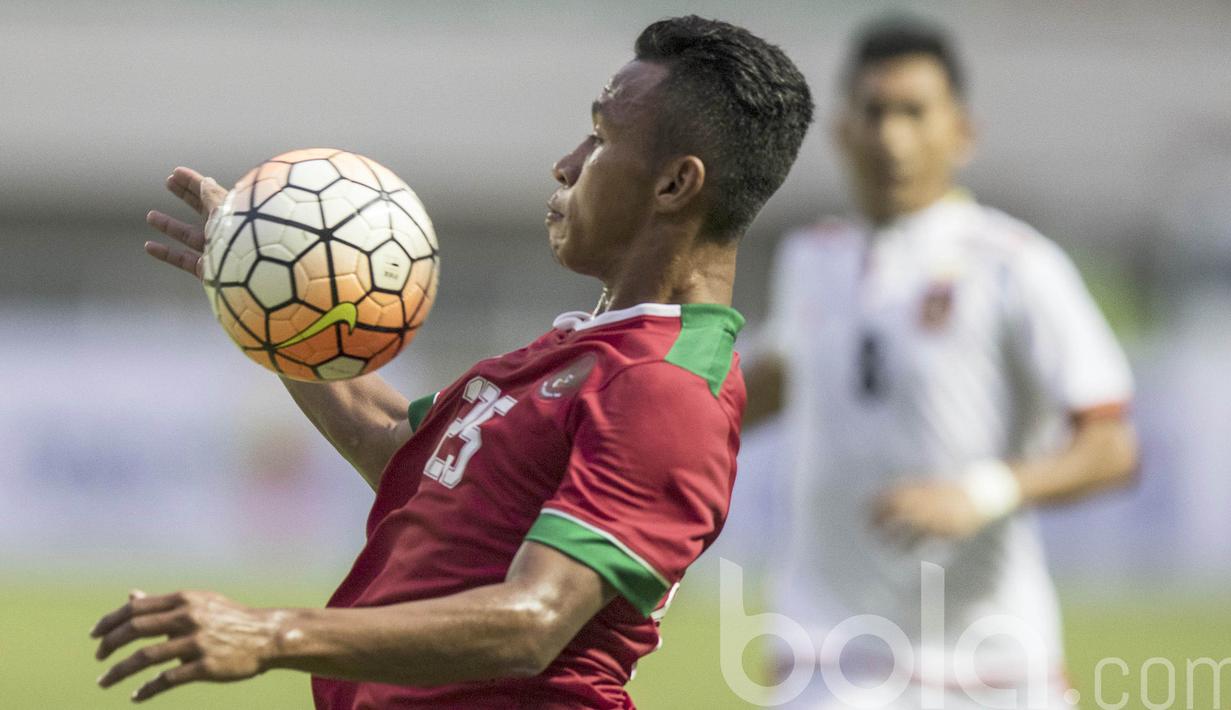 Gaya pemain Timnas U-22 Indonesia, Osvaldo Haay mengontrol bola saat melawan Myanmar pada laga uji coba di Stadion Pakansari, Selasa (21/3/2017). Indonesia kalah 1-3 dari Myanmar. (Bola.com/Vitalis Yogi Trisna)
