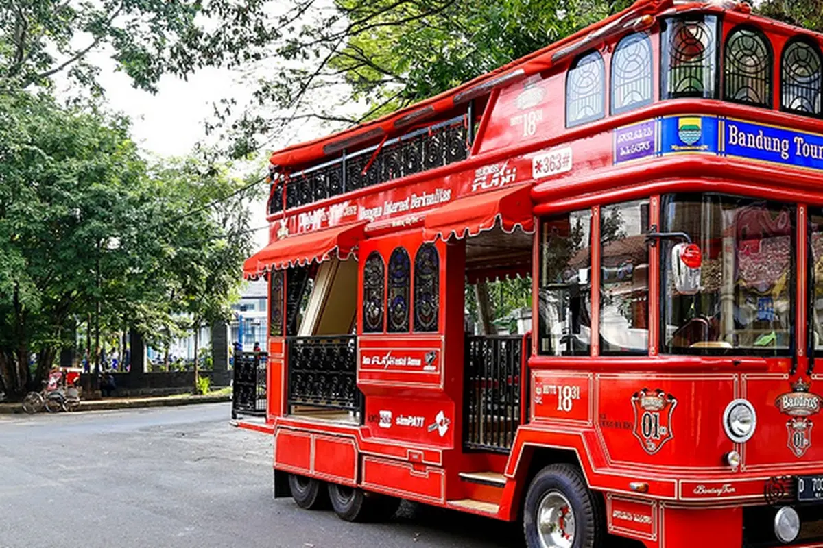 Jalan-jalan Asik dengan Bus Tingkat di Bandung