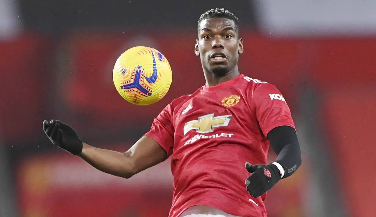 Paul Pogba (Manchester United) - Bintang timnas Prancis ini telah menemukan performa terbaiknya kembali bersama Setan Merah musim ini. Pogba merupakan pesepakbola muslim dengan gaji tertinggi di dunia yaitu 19 juta euro atau setara Rp331 miliar per musim. (Laurence Griffiths/POOL/AFP)