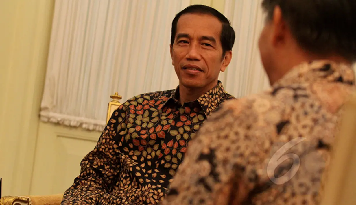 Presiden Joko Widodo menggelar pertemuan dengan Dubes RI untuk Brasil Toto Riyanto dan Menlu Retno LP Marsudi di Istana Merdeka, Jakarta, Selasa (24/2/2015). (Liputan6.com/Faizal Fanani)