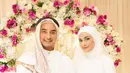 Baru saja menikah, pasangan Putri Zulhas dan Zumi Zola melaksanakan ibadah umrah bersama untuk pertama kalinya.  Penampilan mereka yang kompak dan serasi berhasil mencuri perhatian warganet.  [@zumizolazulkiflinurdin].