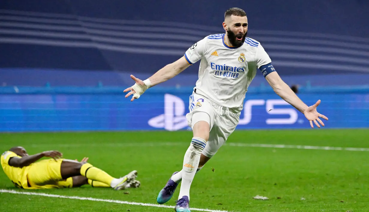Karim Benzema lagi-lagi menjadi petaka bagi Chelsea. Gol yang ia sarangkan ke gawang The Blues pada saat extra time membuat anak asuh Thomas Tuchel angkat koper dari liga Champions. Hasil itu sekaligus memastikan satu tiket semifinal Liga Champions untuk Los Blancos. (AFP/Pierre- Philippe Marcou)