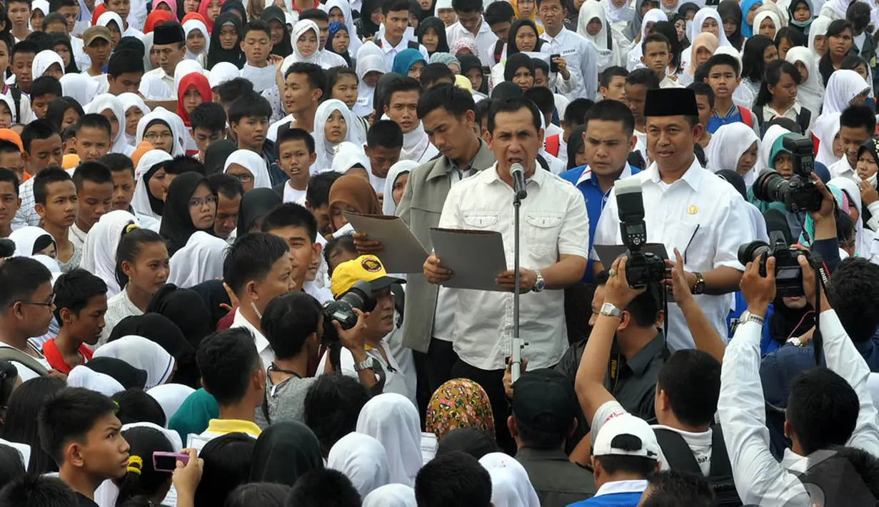 Walikota Lubuklinggau, H SN Prana Putra Sohe memimpin langsung pembacaan Sumpah Pemuda di lapangan eks Kompi, Lubuklinggau, (17/10/14). (Liputan6.com/Miftahul Hayat)