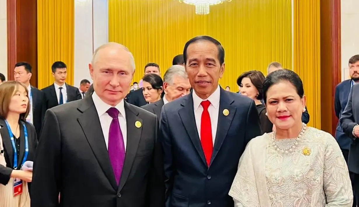 Berfoto bersama Presiden Rusia, tas yang dibawa Iriana selama kunjungan pun curi perhatian. Ia membawa handbag hitam dengan gambar burung cendrawasih warna kuning yang menjadi simbol kekayaan fauna di Indonesia. [@jokowi]