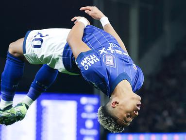 Pemain Ipswich Town, Omari Hutchinson, melakukan selebrasi salto setelah mencetak gol ke gawang Chelsea. Omari Hutchinson sendiri adalah mantan pemain The Blues. (AP Photo/Richard Pelham)