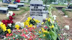 Makam almarhum Olga Syahputra banjir dengan aneka bunga, Jakarta, Senin (30/3/2015). Sejumlah bunga berasal dari fans yang datang ziarah ke makam Olga (Liputan6.com/Panji Diksana)