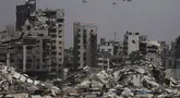 Bantuan kemanusiaan diterbangkan untuk warga Palestina di atas Kota Gaza, Jalur Gaza, Senin 28 Juli 2025. (AP Photo/Jehad Alshrafi)