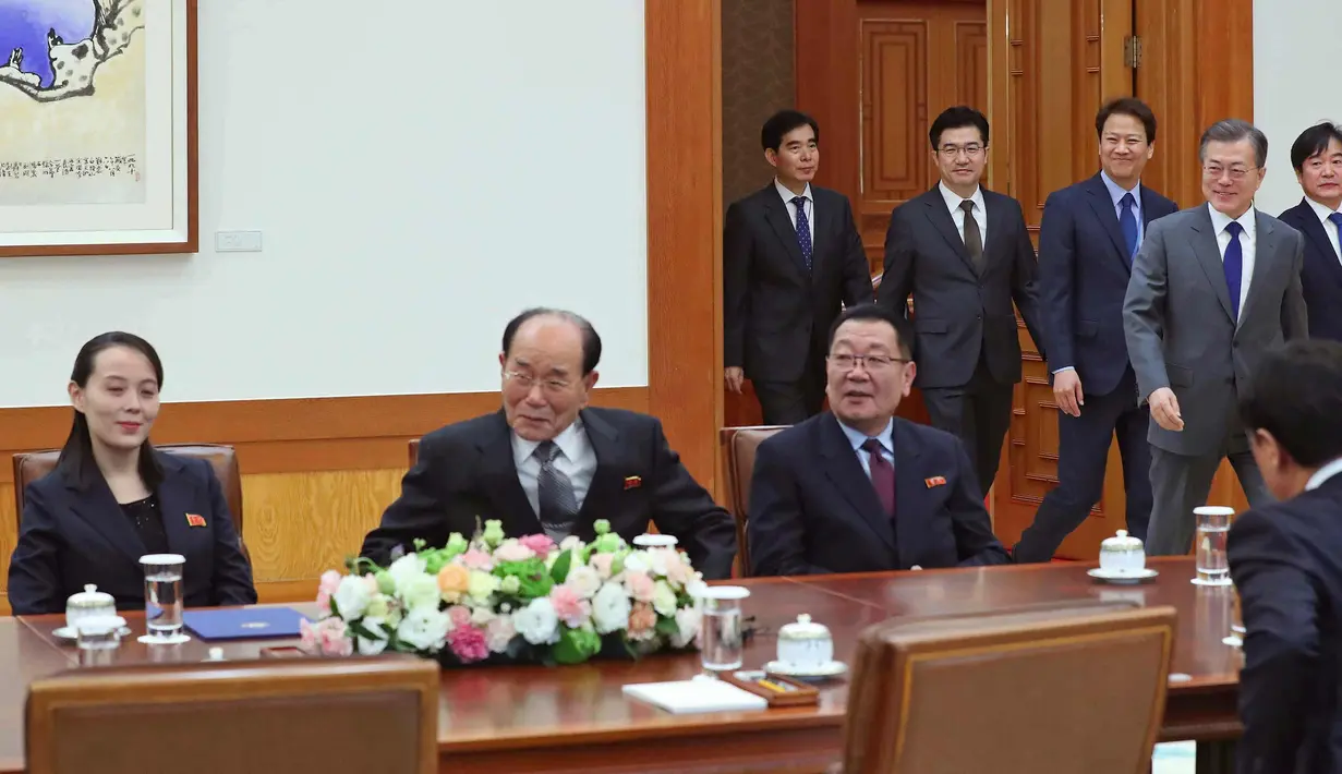 Presiden Korea Selatan Moon Jae-in tiba untuk menyambut adik perempuan Pemimpin Korea Utara, Kim Jong-un, Kim Yo Jong di rumah presiden di Seoul, Korea Selatan, Sabtu, (10/2). (Kim Ju-sung/Yonhap via AP)
