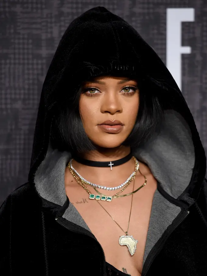 [Bintang] Rihanna Tak Percaya Rumor Jay-Z Selingkuhi Beyonce