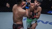 Salah satu petarung Indonesia di ONE Championship, Riski Umar (kanan) (Foto: Doc ONE Championship)