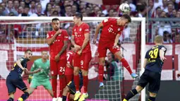 Pemain Bayern Munchen berusaha menghalau bola tendangan pemain Koln, Florian Kainz, pada laga Bundesliga di Allianz Arena, Sabtu (21/9/2019). Bayern Munchen menang 4-0 atas Koln. (AP/Matthias Schrader)