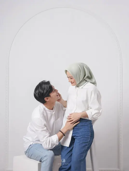 "Aku apa aja sedikasihnya Allah. Cuma kalau ditanya kepenginnya cowok supaya bisa jagain adik-adiknya. Doain ya," ucap Dinda saat dijumpai di kawasan Jalan Kapten Tendean, Mampang, Jakarta Selatan, Minggu (14/2). (Instagram/dindahw)