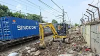 Penertiban bangunan liar dilakukan untuk menjaga keselamatan perjalanan kereta api. (Foto: Antara)