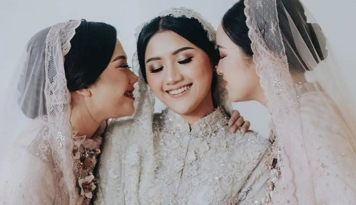 Ketiganya memakai maxi dress lace warna pastel yang lembut dan memancarkan pesona kecantikan natural. [@morden.co]