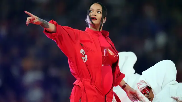 Hamil Anak Kedua, Rihanna Curi Perhatian di Super Bowl 2023