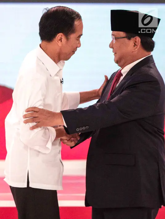 Capres nomor urut 01 Joko Widodo (kiri) dan capres nomor urut 02 Prabowo Subianto (kanan) berpelukan usai debat kedua Pilpres 2019 di Hotel Sultan, Jakarta, Minggu (17/2). (Liputan6.com/Faizal Fanani)