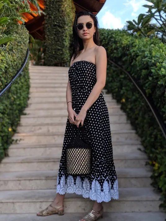 Jadi pelengkap gaya OOTD-nya, bintang film 'Surga Yang Tak Dirindukan' ini pakai kacamata hitam yang senada dengan gaun flounce dress dan tasnya. (Liputan6.com/IG/@ralineshah)