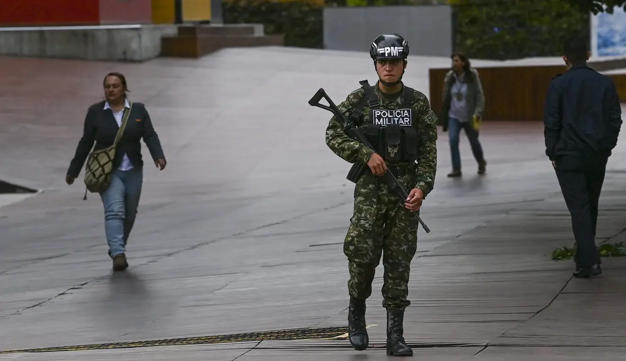 Seorang anggota tentara Kolombia berpatroli di dekat kedutaan Israel di Bogota, Rabu (18/10/2023). (Juan BARRETO / AFP)