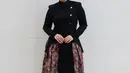 Atasan bersiluet beskap hitam dengan sentuhan batik di bagian rok membuat penampilan Chelsea Islan memesona tak biasa. [Foto: Instagram/wilsenwillimofficial]