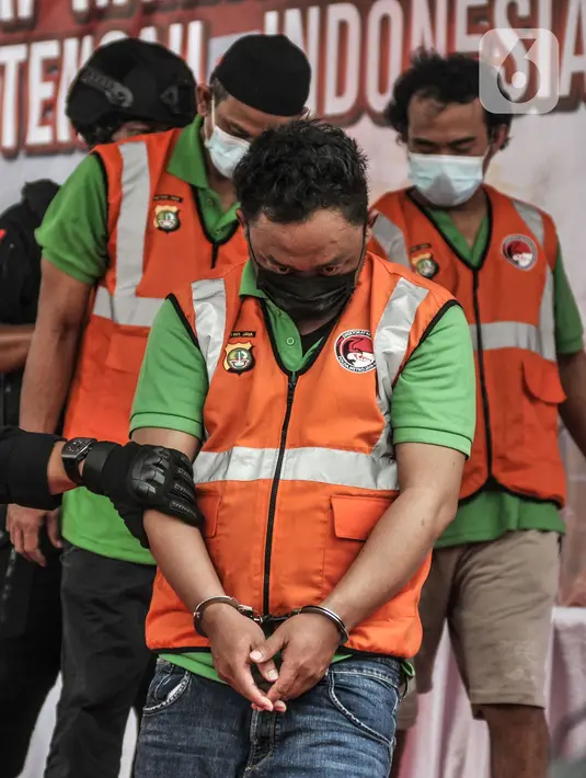 Tersangka saat dihadirkan dalam rilis kasus narkoba jaringan Timur Tengah di Mapolda Metro Jaya, Jakarta, Senin (14/6/2021). Ratusan paket sabu dikemas dengan tiga jenis paket yang berbeda. (merdeka.com/Iqbal S. Nugroho)